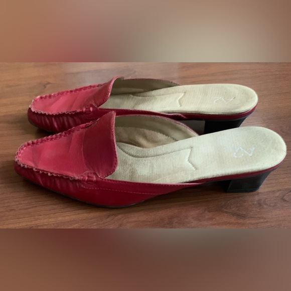 CLARKs Women’s Leather Kitten Heel Red Size 9.5 - VINTAGE STYLE - Picture 2 of 8